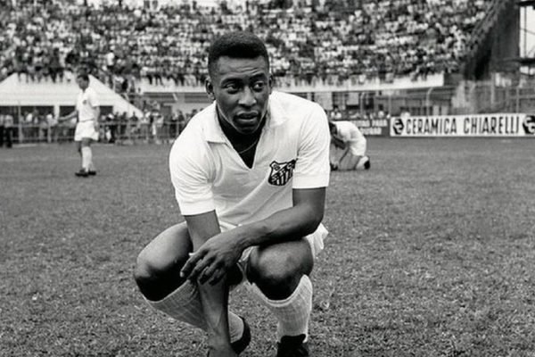 Foto em preto e branco do Pelé com o uniforme do Santos em 1969 - Metrópoles
