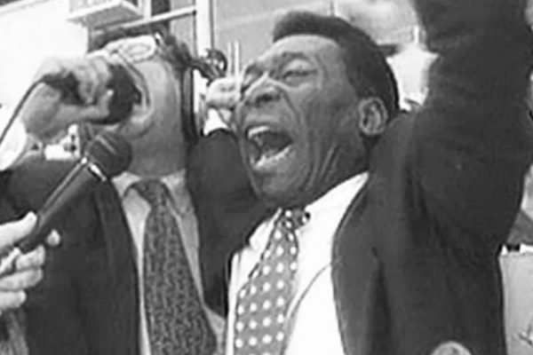 Galvão Bueno homenageia Pelé com icônica foto do tetracampeonato mundial - Metrópoles