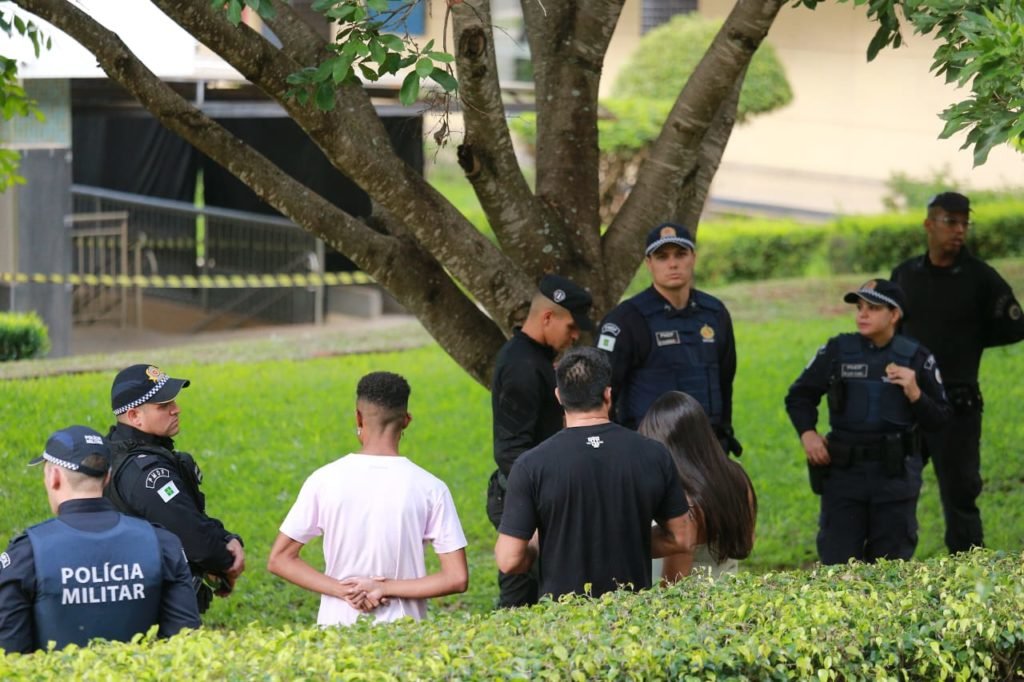Polícia militar identifica através de câmeras de segurança o homem que deixou mala suspeita em comercial do sudoeste 4