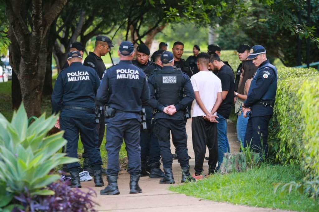 Polícia militar identifica através de câmeras de segurança o homem que deixou mala suspeita em comercial do sudoeste