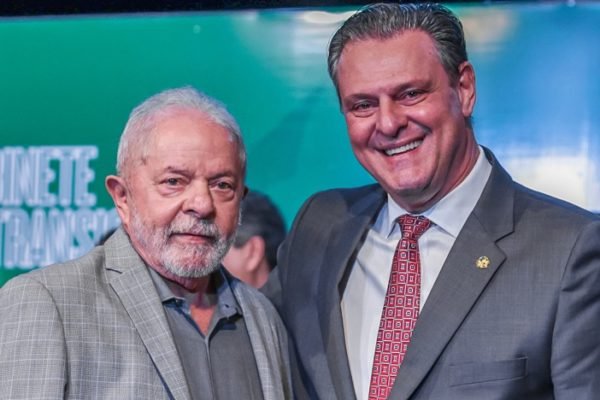 Lula posa ao lado de Carlos Fávaro, o futuro ministro da Agricultura