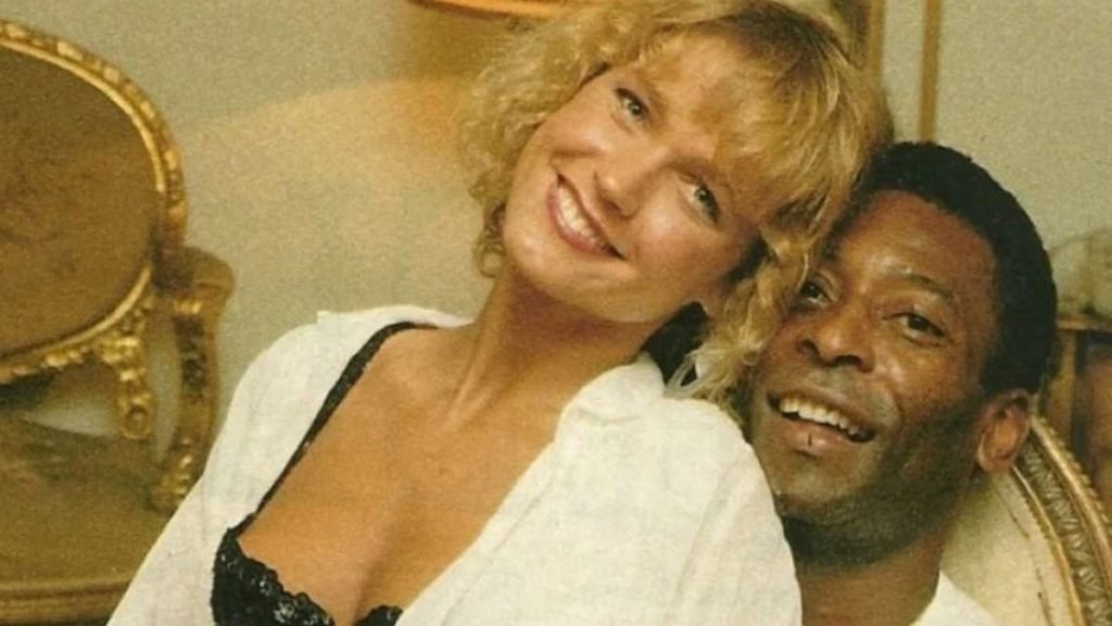 Foto colorida de Pelé e Xuxa - Metrópoles