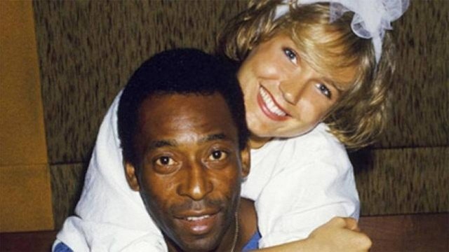 Foto colorida de Pelé e Xuxa - Metrópoles