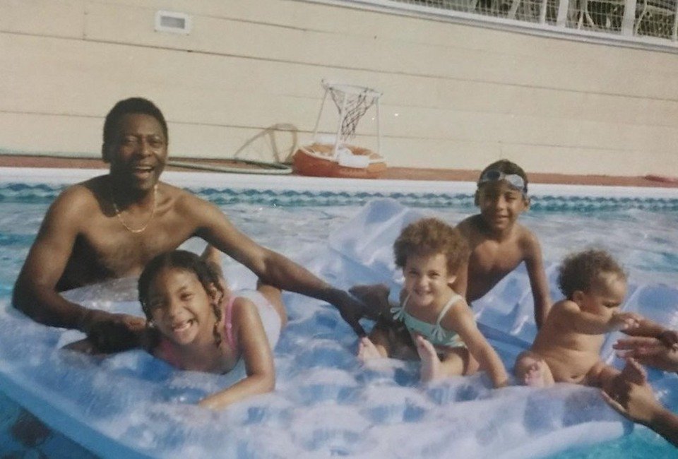 homem com crianças na piscina