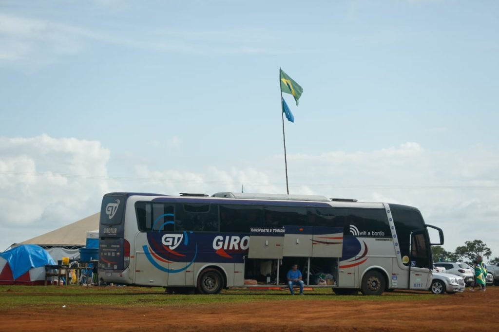 Ônibus com Bolsonaristas chegando em Brasília - Metrópoles