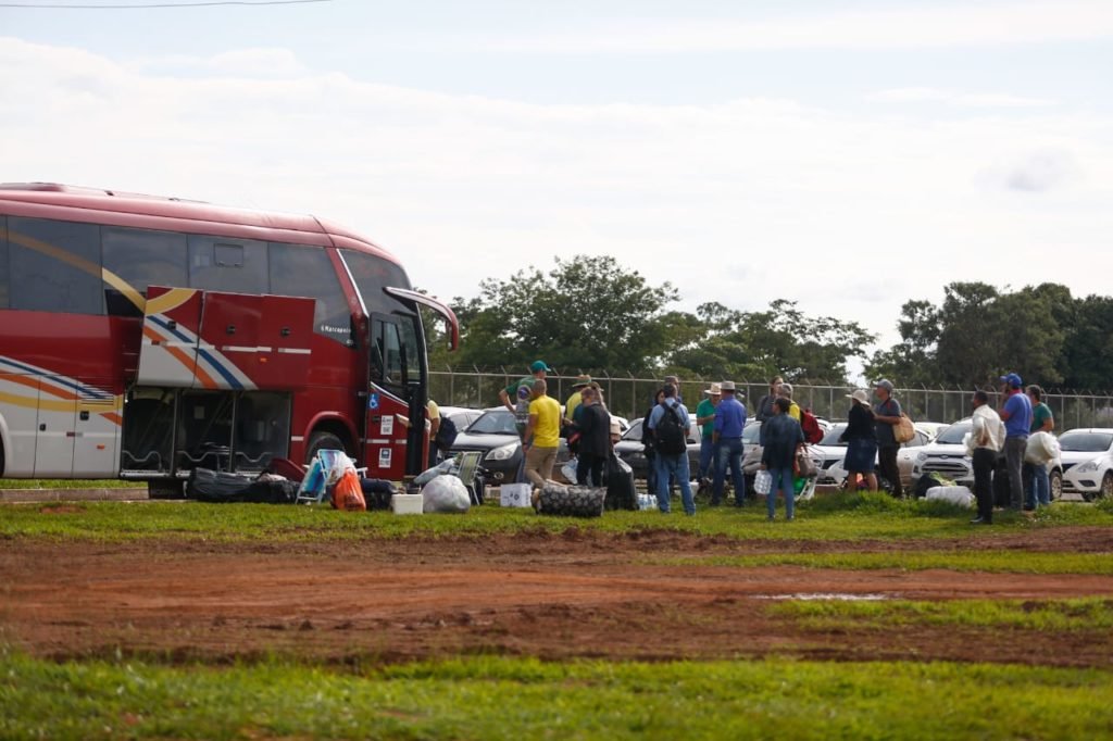 Ônibus com Bolsonaristas chegando em Brasília - Metrópoles