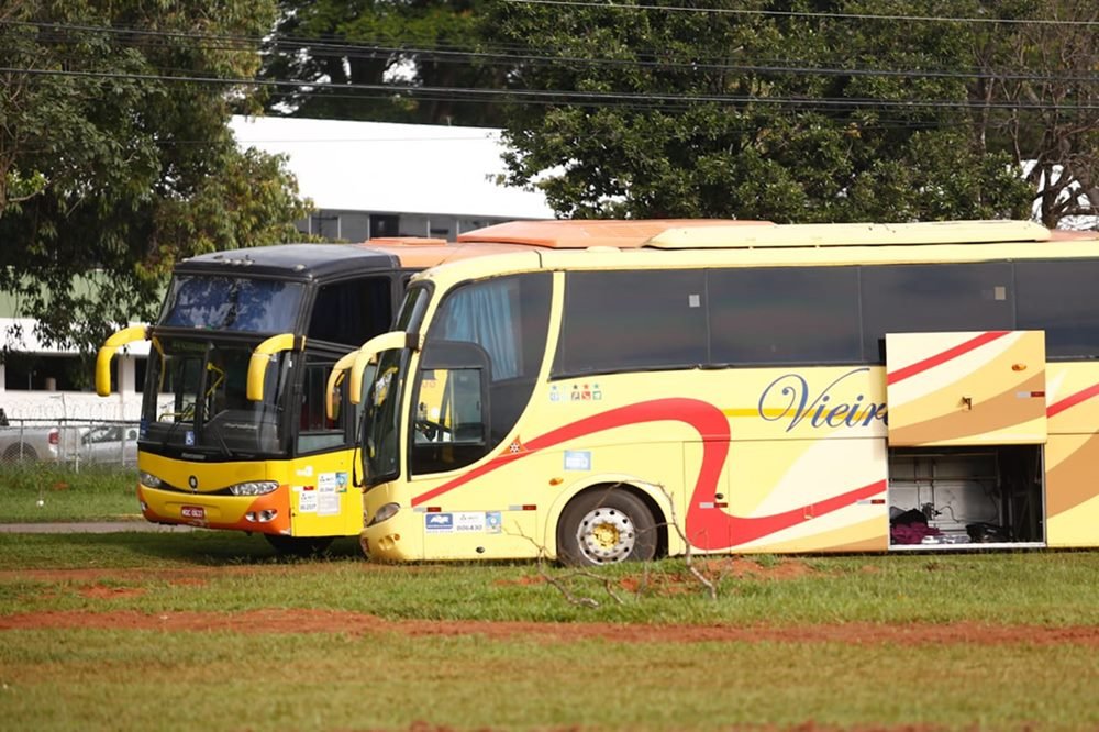 Ônibus com Bolsonaristas chegando em Brasília - Metrópoles