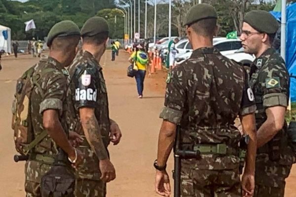 Às vésperas da posse, "patriotas" acampados em frente ao Quartel-General do exército em Brasília comemoram a desistência da operação para desmobilizar a concentração de apoiadores do atual presidente da República - Metrópoles