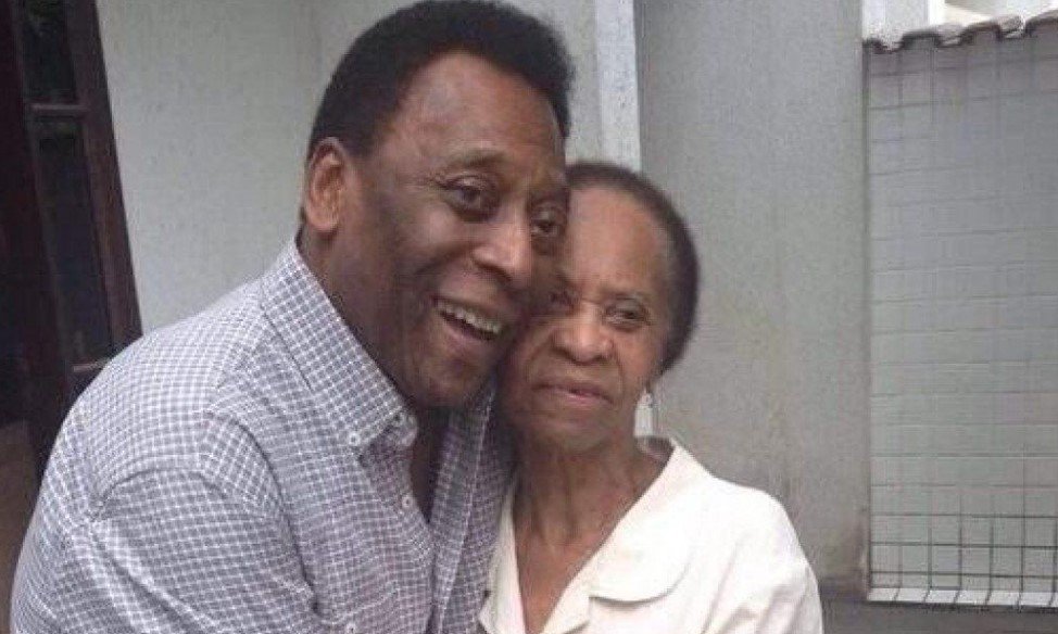 Pelé tira foto ao lado de sua mãe, que comemorou aniversário de 100 anos - Metrópoles