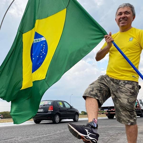 Em foto no Instagram, ex-candidato a deputado federal por São Paulo aparece com tornozeleira eletrônica com foto de Alexandre de Moraes em manifestação no QG do Exército - Metrópoles