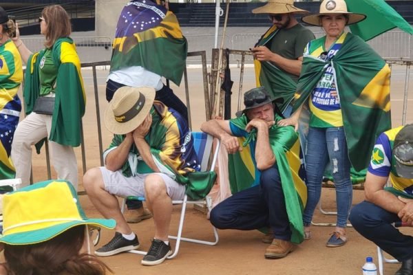 Apoiadores de Bolsonaro em Brasília assistem live do presidente derrotado vestidos de verde e amarelo - Metrópoles