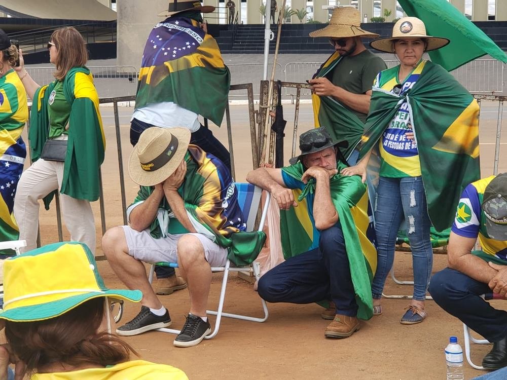 Apoiadores de Bolsonaro em Brasília assistem live do presidente derrotado vestidos de verde e amarelo - Metrópoles