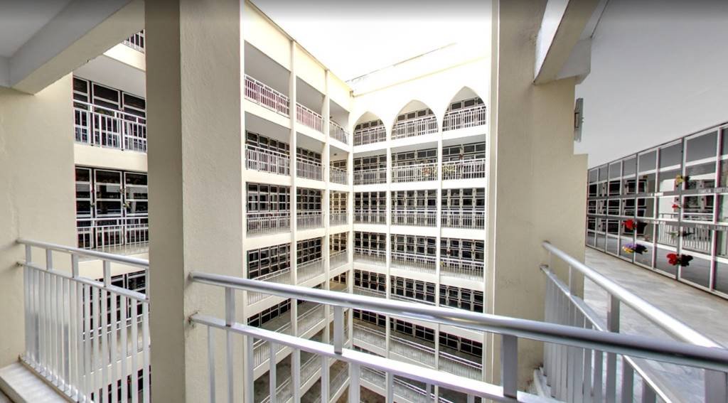 Foto de vários andares na cor branca onde os lóculos do cemitério estão instalados