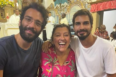 Humberto Carrão, Regina Casé com e Thales Junqueira posam abraçados - metrópoles
