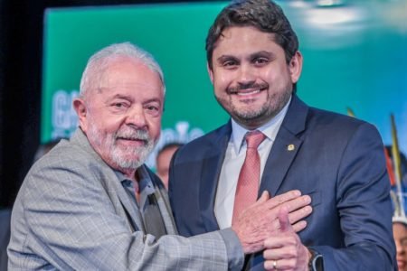 Lula cumprimenta Juscelino Filho, indicado para o Ministérios das Comunicações