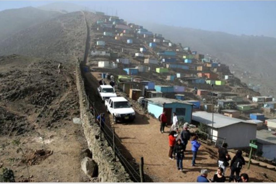 Imagem colorida do Muro da Vergonha que separa ricos e pobres no Peru - Metrópoles