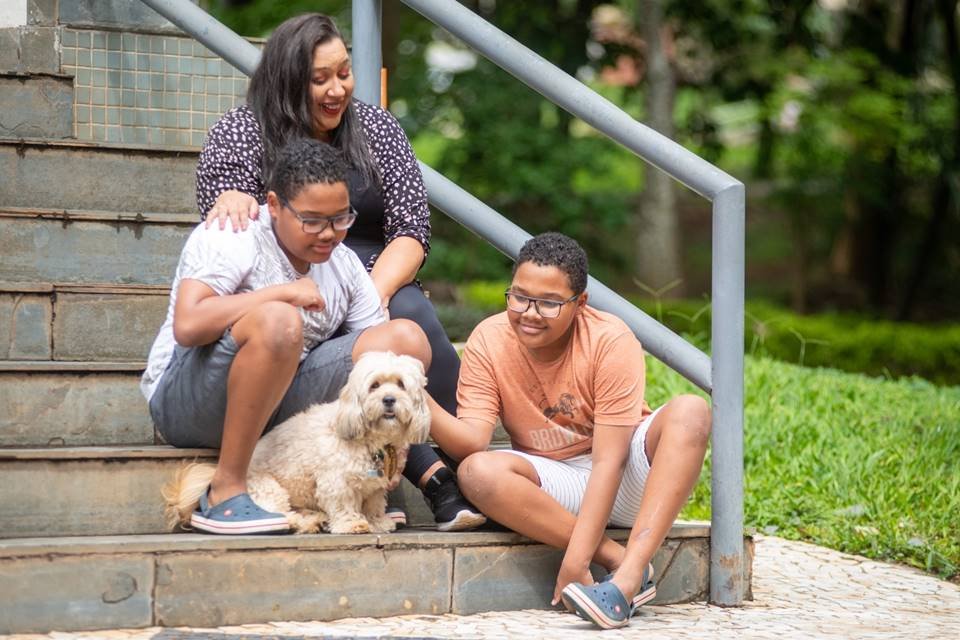 Mãe, filhos e cachorro - Metrópoles