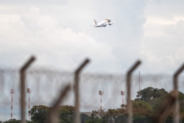 Avião da FAB que leva Bolsonaro aos Estados Unidos
