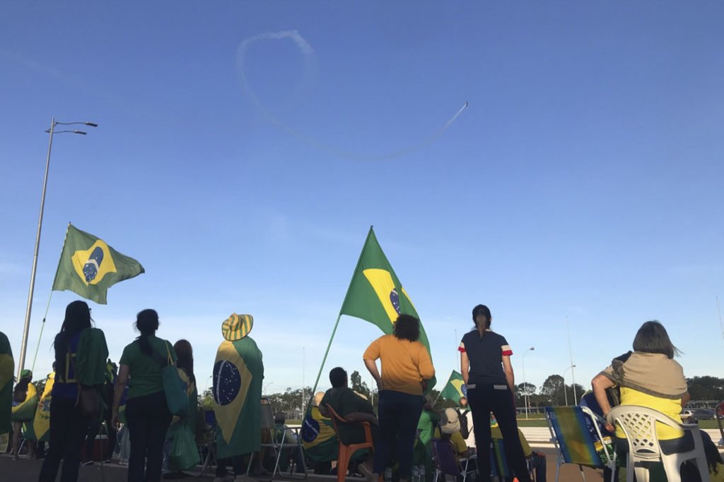 Apoiadores do presidente jair Bolsonaro observam acrobacia de avião céu de brasília - metrópoles