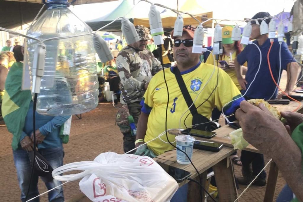 Local para carregar celular é visto em barraca no QG do exército - metrópoles