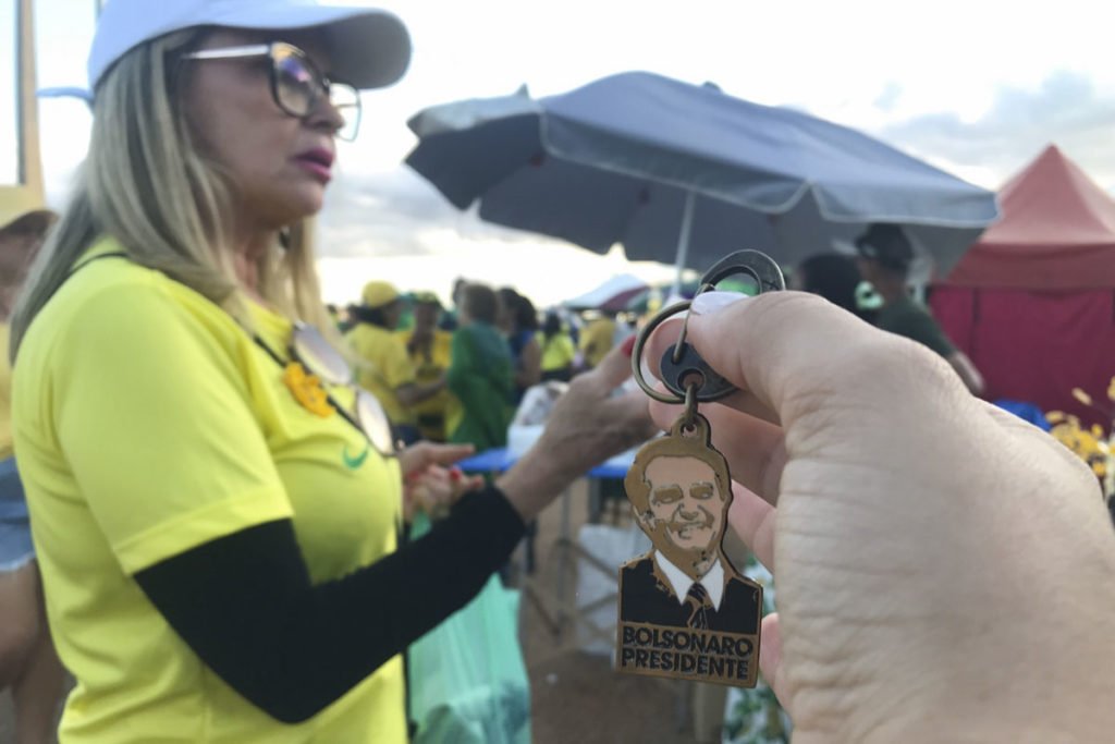 chaveiro com o rosto e texto bolsonaro presidente - Metrópoles