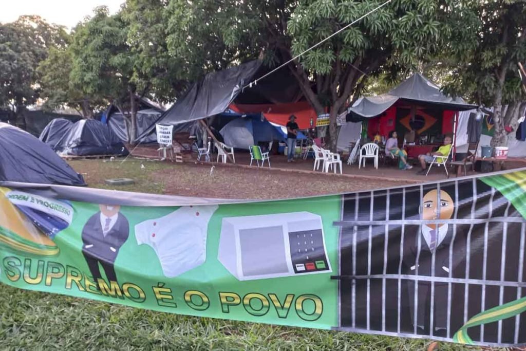 faixa com os dizeres Supremos é o povo - Metrópoles