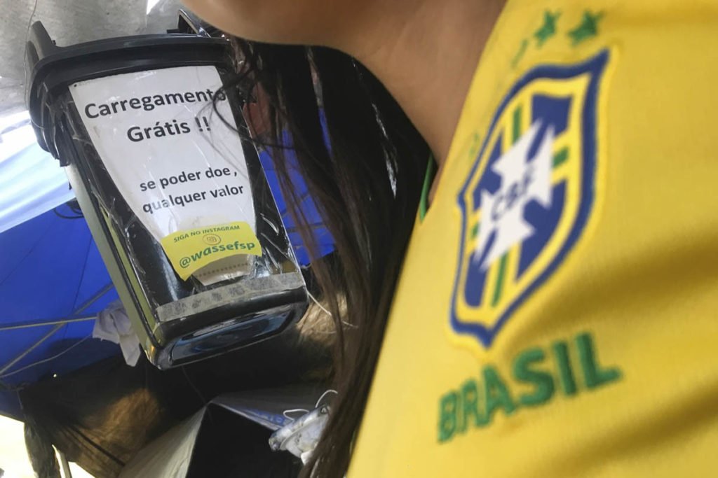 Local para carregar o celular gratuitamente no ato bolsonarista - metrópoles