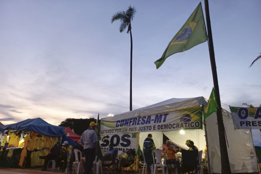 barraca do mato grosso é montada no QG do exército - metrópoles