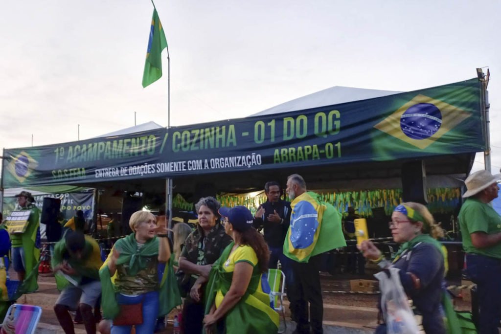 barraca montada para servir refeição para os bolsonaristas - metrópoles