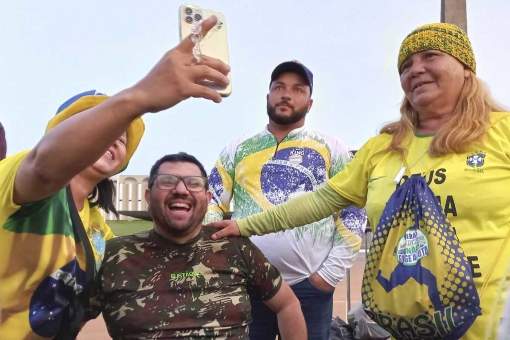 Jornalista Oswaldo Eustáquio tira foto com apoiador - metrópoles