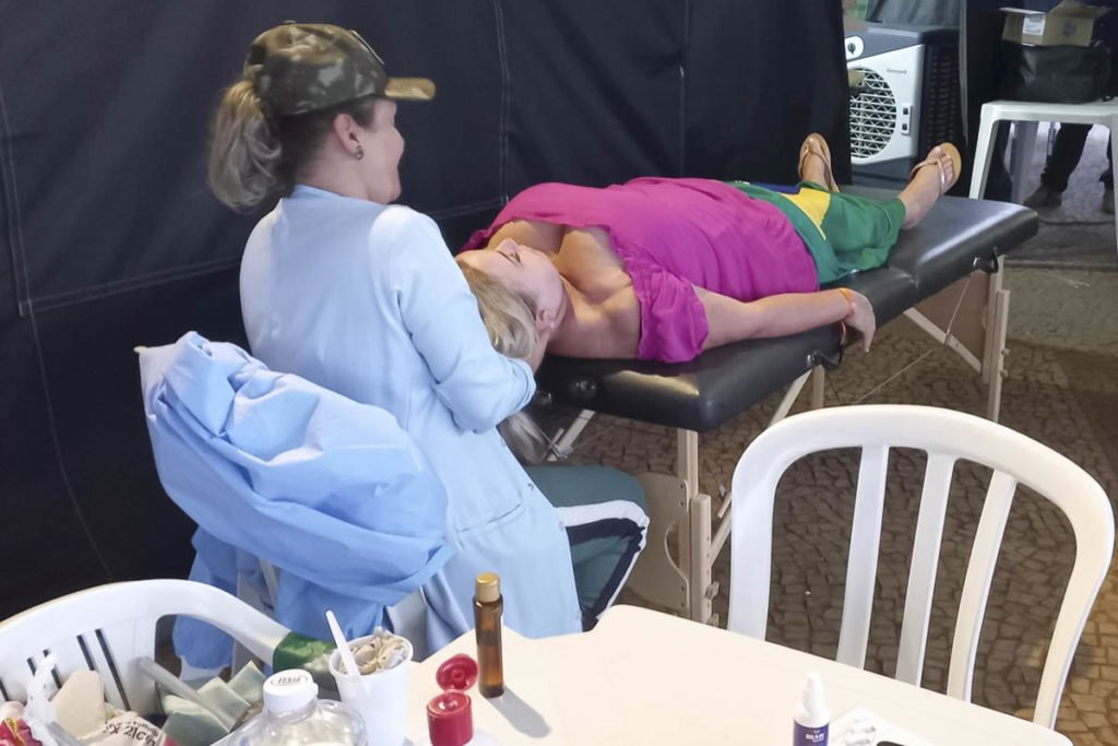 Barraca de massagem durante ato no QG do exército em brasília - Metrópoles