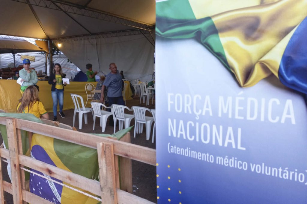 Barraca com médico voluntários durante ato no QG do exército em brasília - Metrópoles