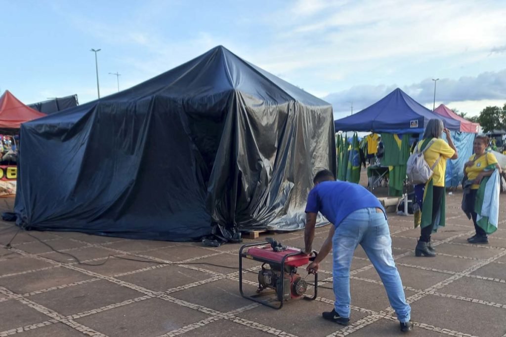 Homem liga o gerador de energia durante ato bolsonarista no QG do exército