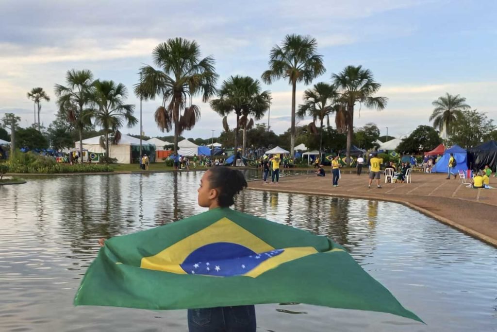 Mulher com bandeira próximo ao QG do exército - Metrópoles
