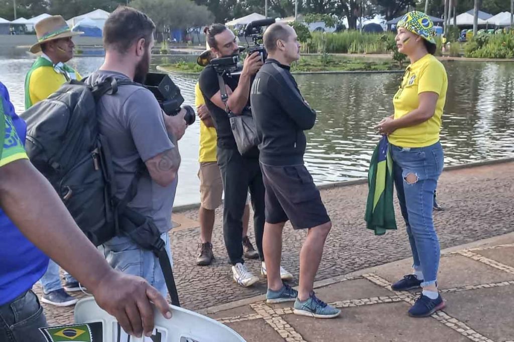 Mulher concede entrevista durante ato bolsoanrista no QG do exército - Metrópoles