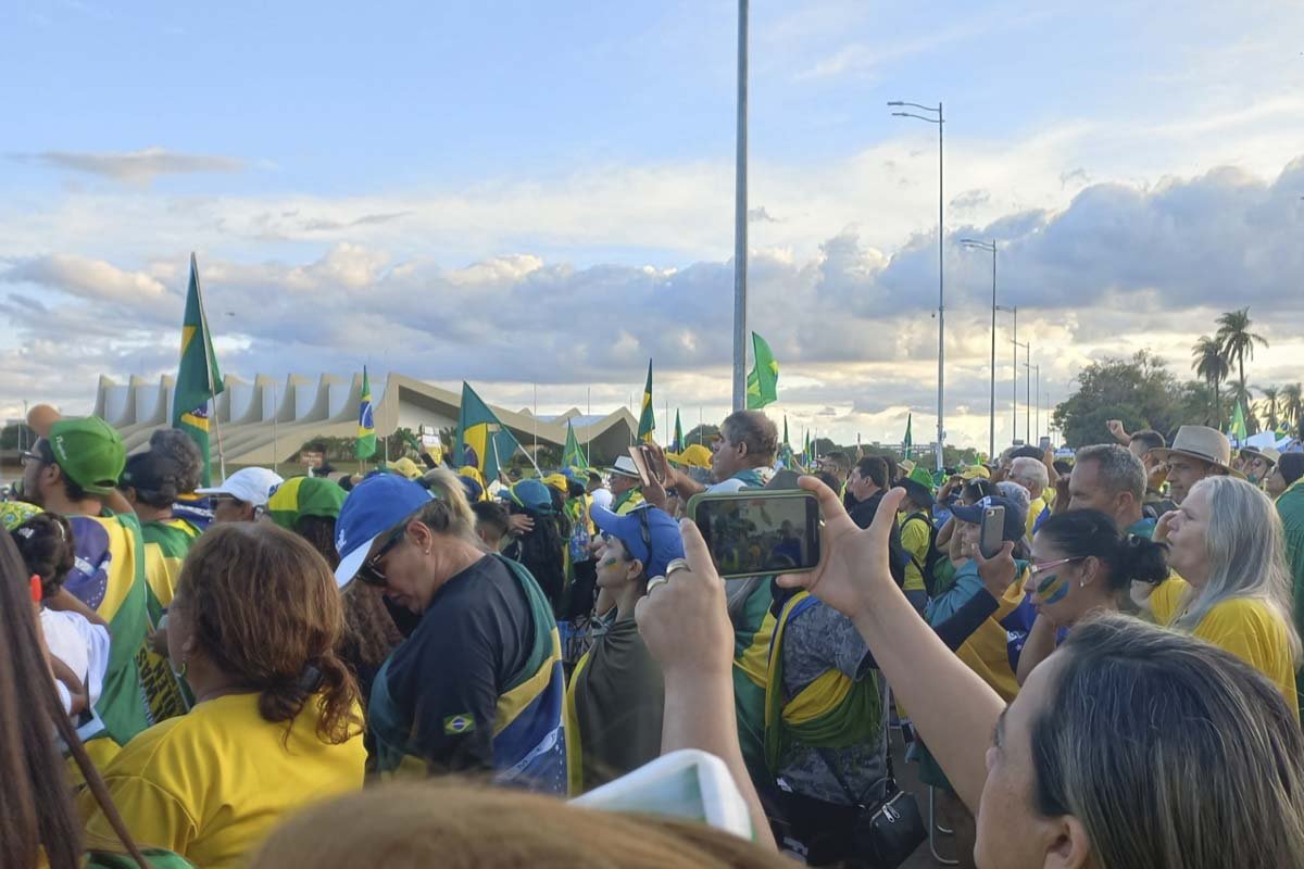 apoiadores do presidente Jair Bolsonaro acampam durante ato no Qg do exército - Metrópoles