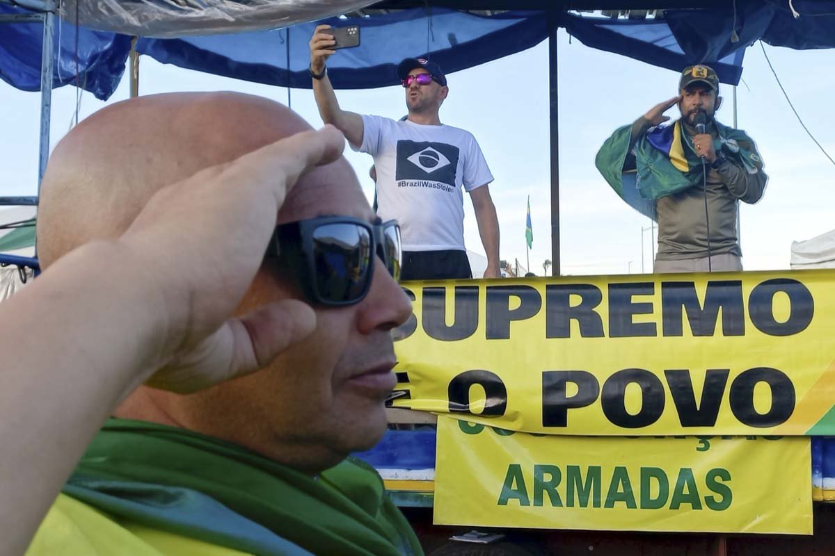 apoiador do presidente Jair Bolsonaro presta continência para o QG do exército durante ato no Qg do exército - Metrópoles