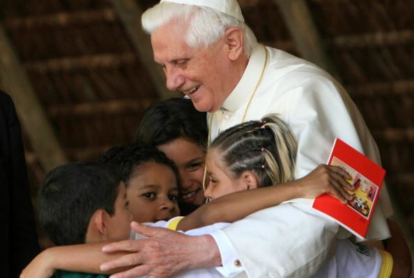 Papa bento XVI abraçando crianças - Metrópoles