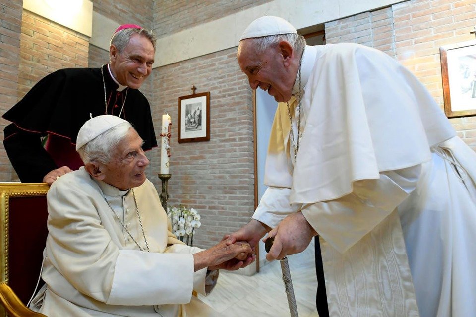 Imagem colorida mostra o papa Francisco cumprimentando o papa emérito Bento XVI, em agosto de 2022 - Metrópoles