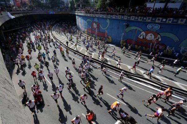 Imagem colorida mostra corredores que participaram da 97ª Corrida de São Silvestre, em São Paulo - Metrópoles