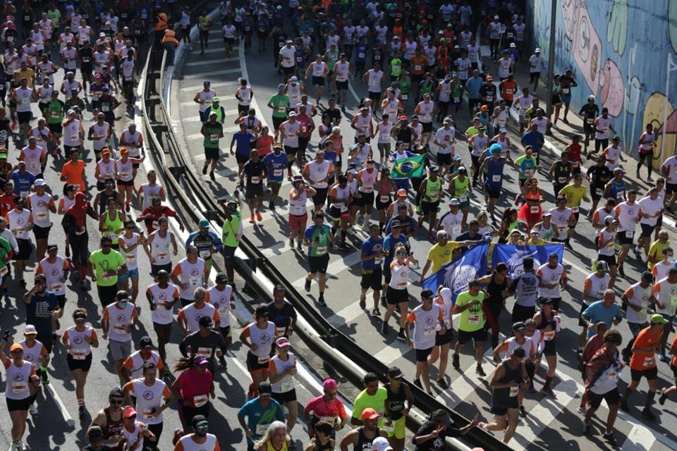 Imagem colorida mostra corredores que participaram da 97ª Corrida de São Silvestre, em São Paulo - Metrópoles