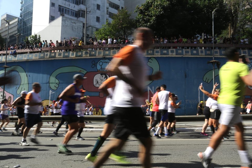 Imagem colorida mostra corredores que participaram da 97ª Corrida de São Silvestre, em São Paulo - Metrópoles