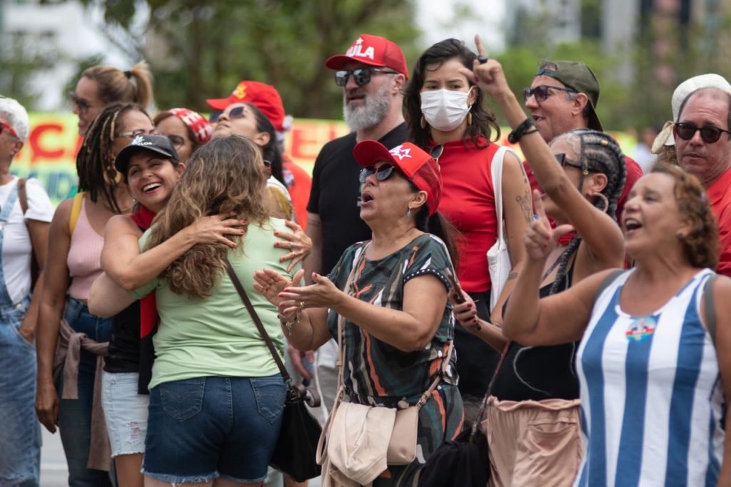 Apoiadores do presidente Lula na frente do hotel onde ele esta hospedado em Brasília. / Metrópoles