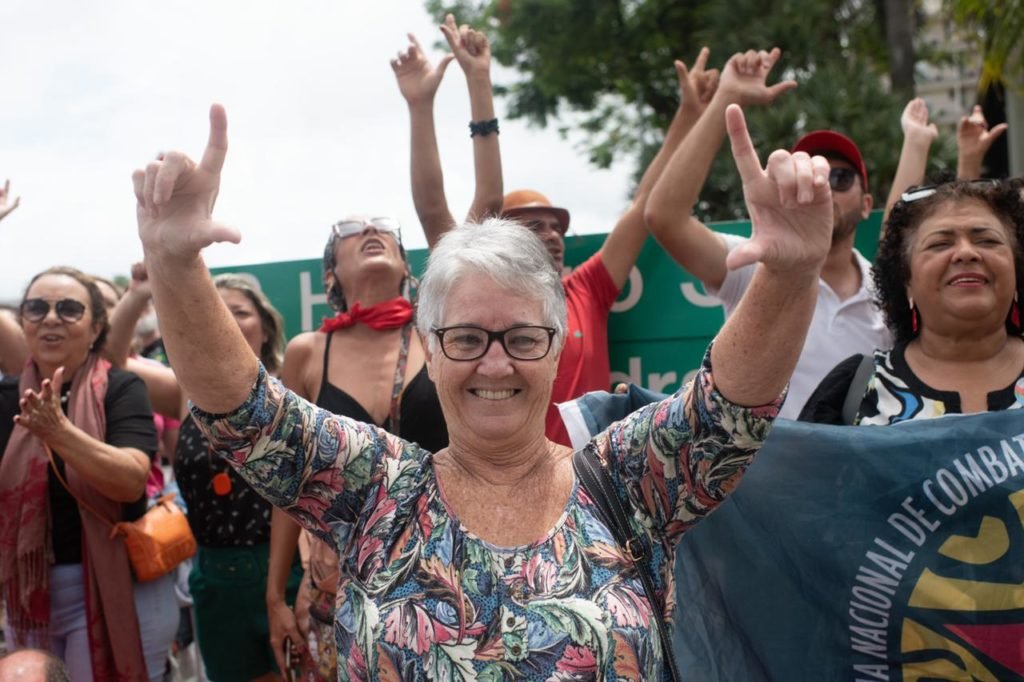 Apoiadores do presidente Lula na frente do hotel onde ele esta hospedado em Brasília. / Metrópoles