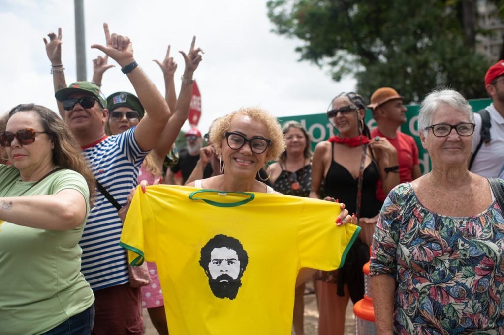 Apoiadores do presidente Lula na frente do hotel onde ele esta hospedado em Brasília / Metrópoles