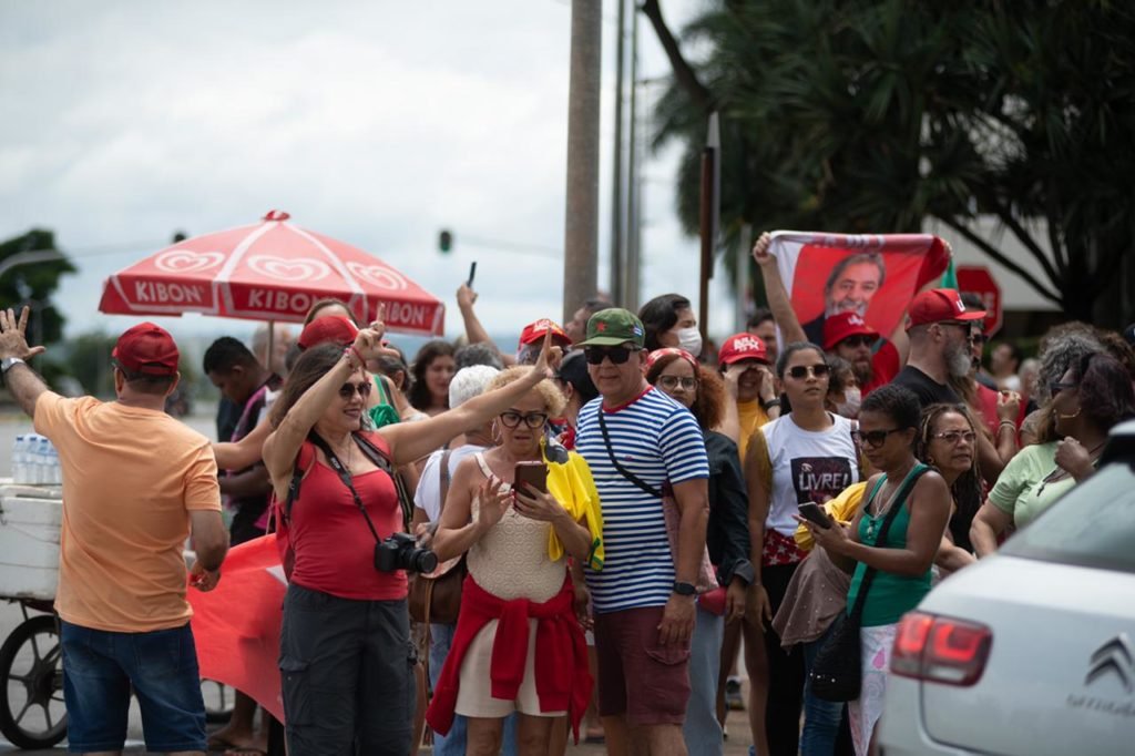 Apoiadores do presidente Lula na frente do hotel onde ele esta hospedado em Brasília. / Metrópoles