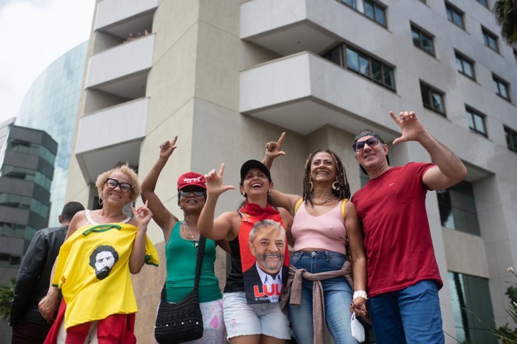 Apoiadores do presidente Lula na frente do hotel onde ele esta hospedado em Brasília. / Metrópoles