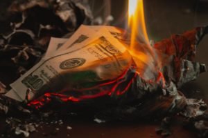 Notas de dinheiro queimando no fogo