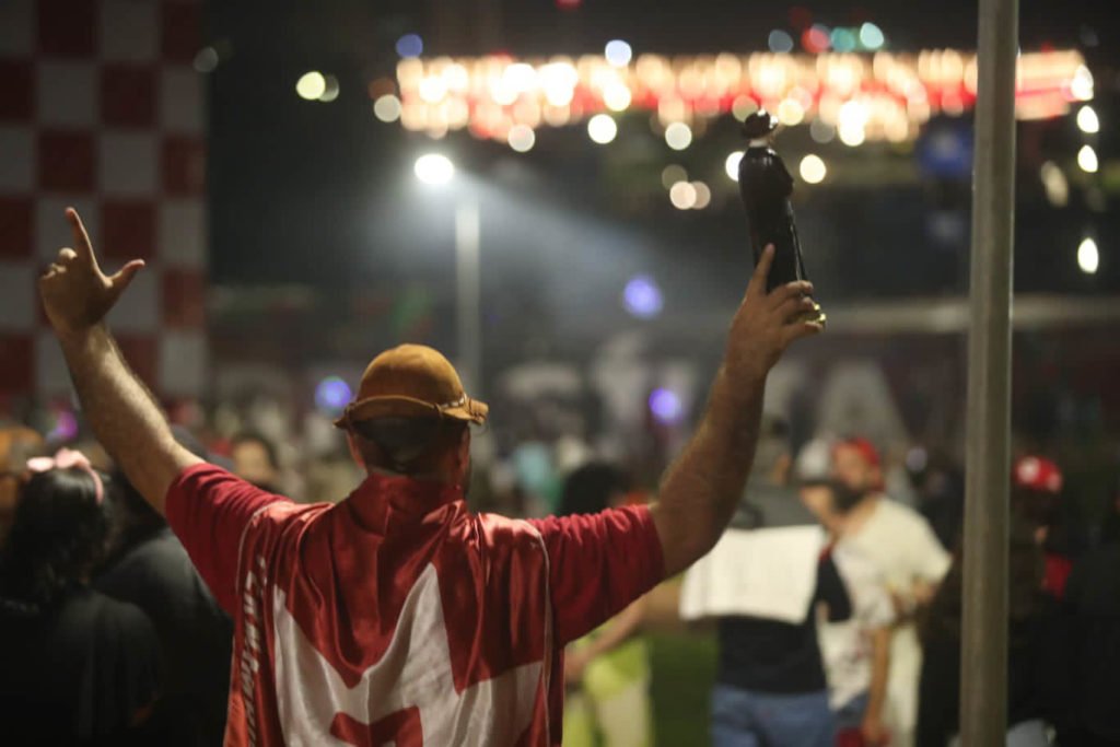 Homem bandeira PT durante evento virada do ano torre de TV - Metrópoles