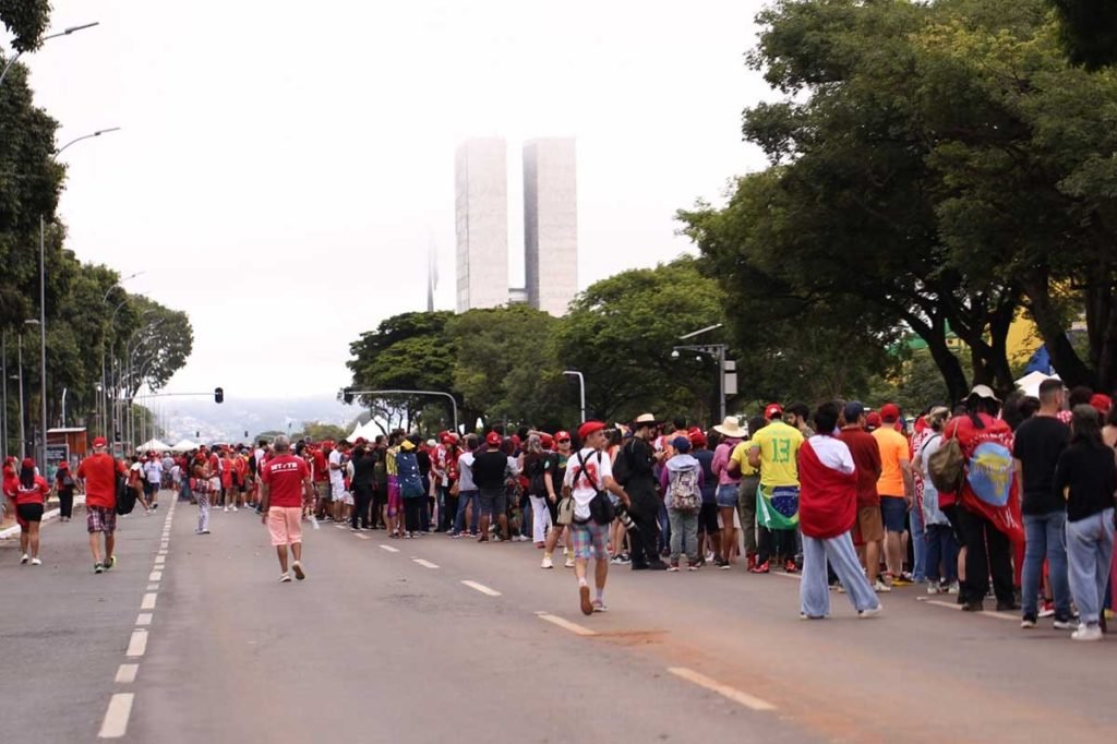 Apoiadores de Lula chegando para assistir à posse- Metrópoles
